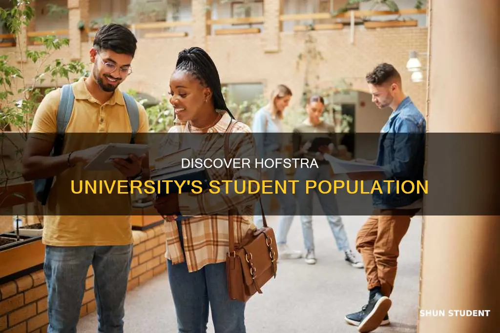 how many students at hofstra university
