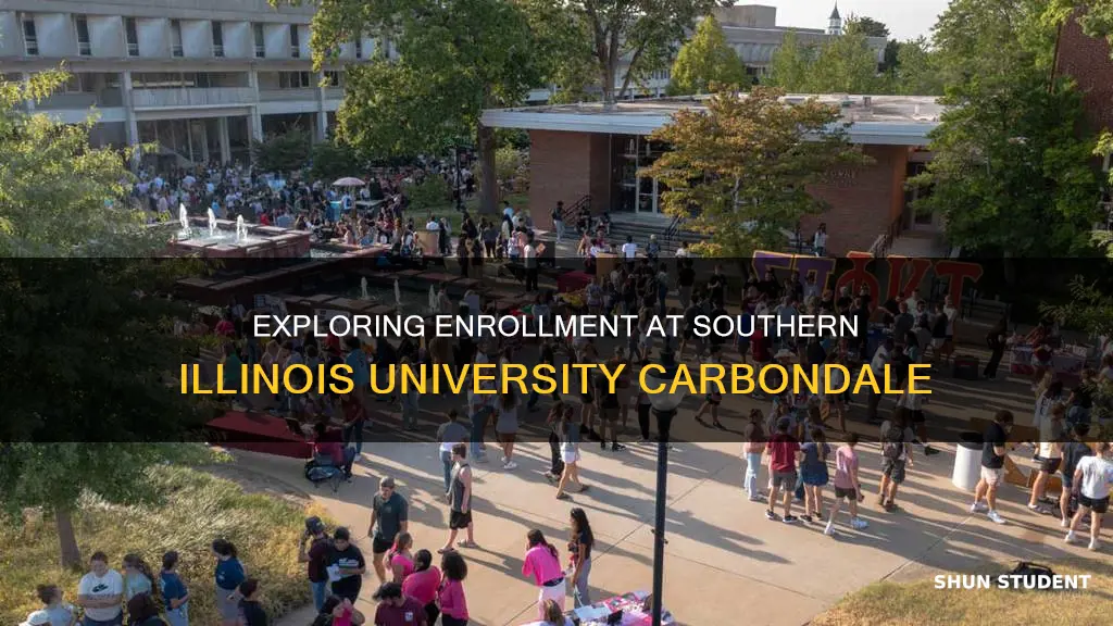 how many students attend southern illinois university carbondale