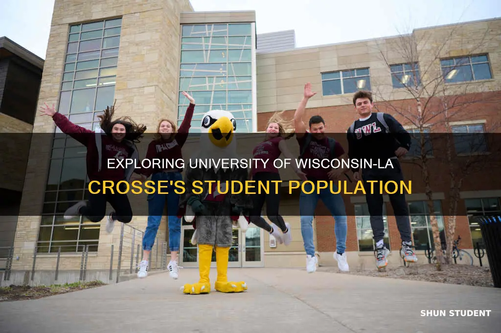 how many students attend university of wisconsin la crosse