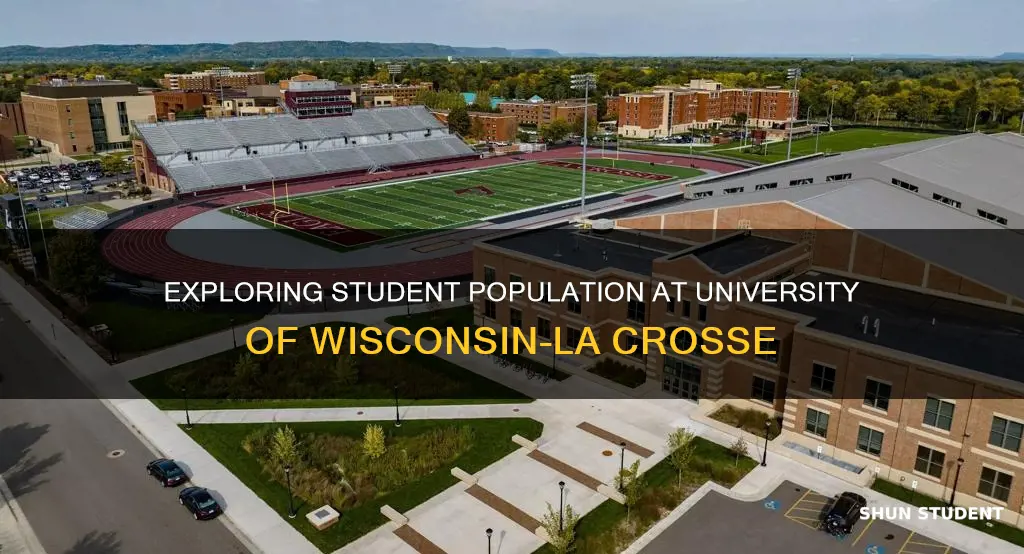 how many students attend university of wisconsin la crosse