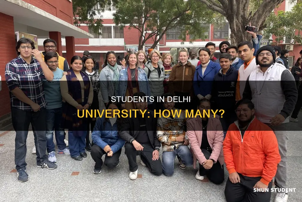 how many students in delhi university